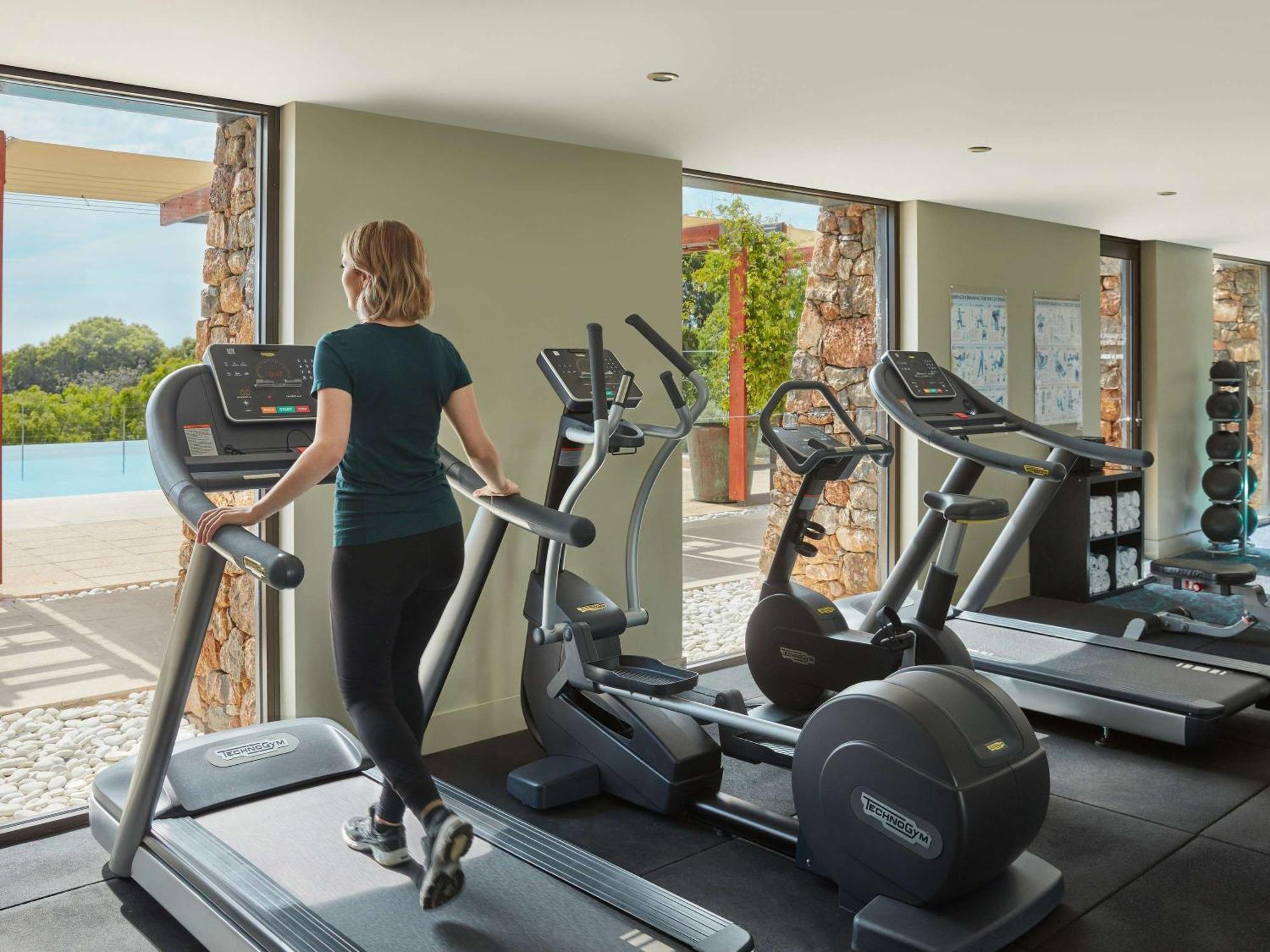Pullman Bunker Bay Resort Margaret River Дансборо Екстер'єр фото A woman on a treadmill